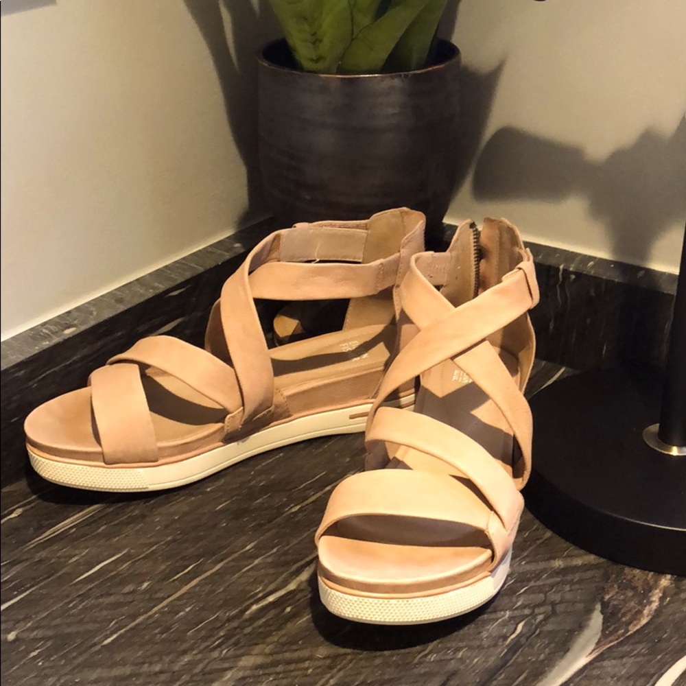 Like new sports sandals